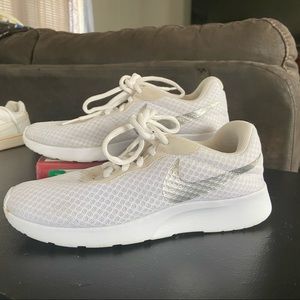 NIKE women tajun white/silver
